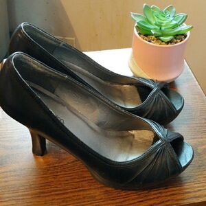 💫💫💫XHILARATION  BLACK PEEP TOE HEELS SIZE 8.5
